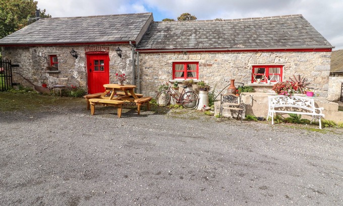 Ardfinnan Hütte | THE DAIRY, with open fire in Ardfinnan, County Tipperary
