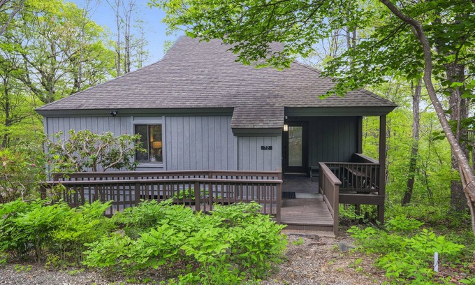 Pedlars Edge Haus | The Distinguished Squirrel Chalet walking distance