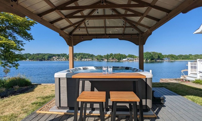 Portage Lakes Haus | The Docks @ Waterside - Hot Tub - On The Lake!