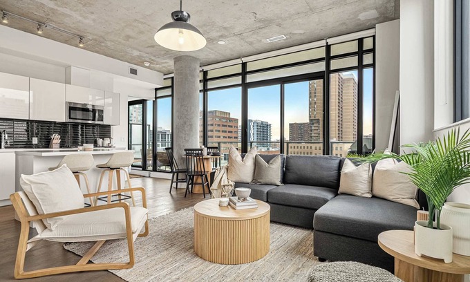 Connaught Wohnung | The Domain | Skyline View | King Beds | Pool | Gym