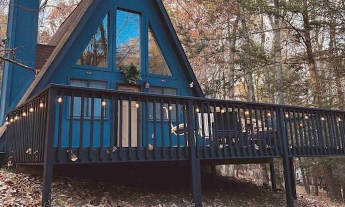 Henryville Kabine | The Eagle's Nest: A Modern A-Frame Retreat