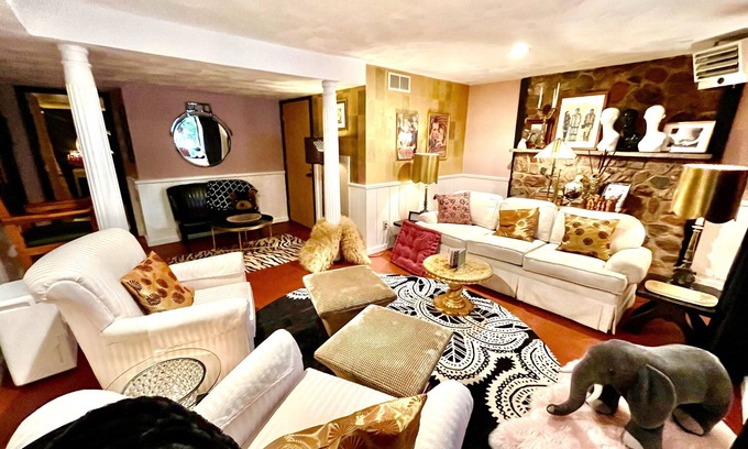 Mount Horeb Haus | The EarthHouse ~ Wall-to-wall unique style, Luxury Linens and Amazing Comfort