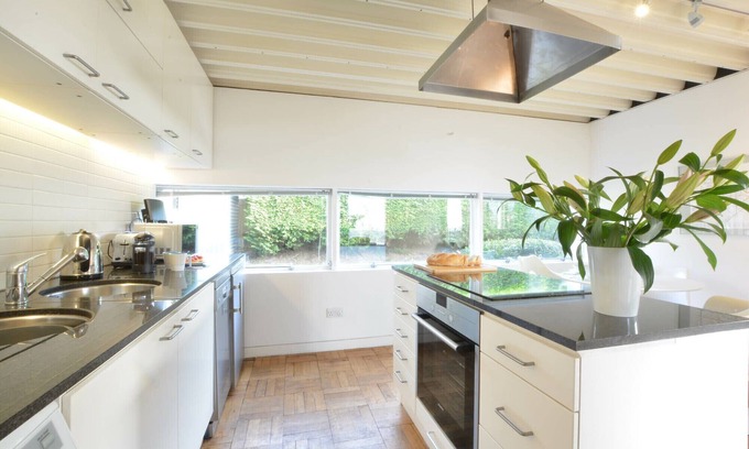 Ely Haus | THE ELLIS-MILLER HOUSE, romantic, with open fire in Ely