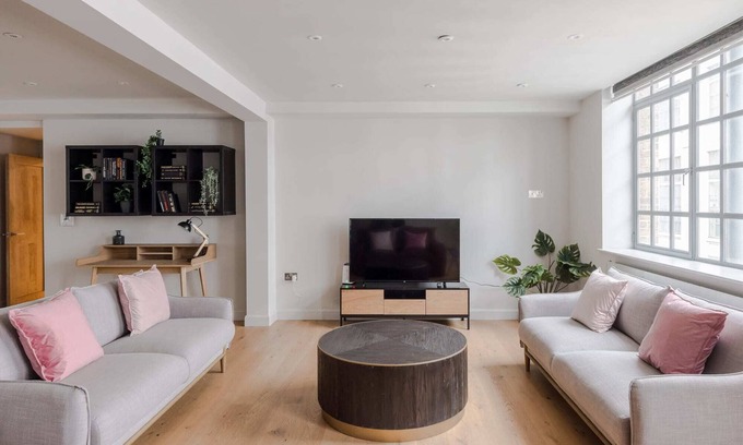Clerkenwell Wohnung | Circus of Colour - Farringdon - by Frankie Says
