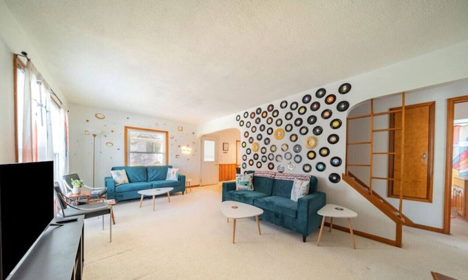 Cuyahoga Falls Haus | The Falls · NEW! Retro Retreat in Cuyahoga Falls - Sleeps 10