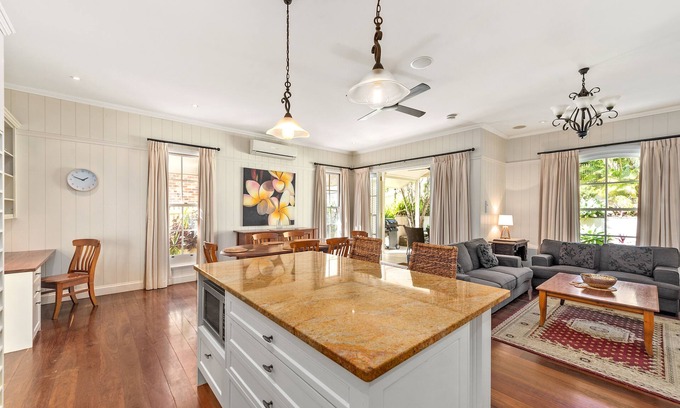 Wooloowin Haus | The Family Getaway ~ 3 Bed/2 Bath/1Car ~ Wooloowin