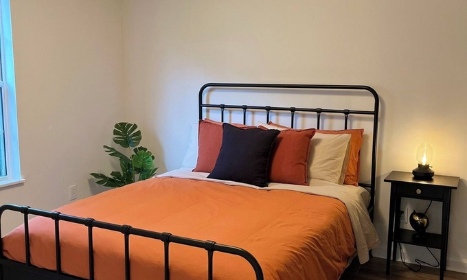 Conway Haus | The Fox Den - Private Queen Room in Cozy Bungalow with Lake View