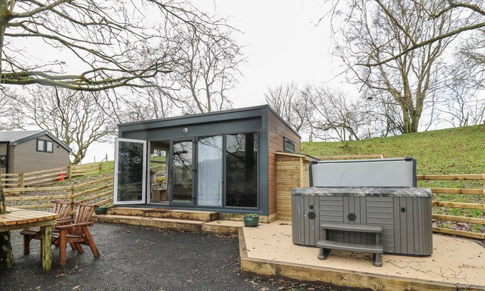 Llandrindod Wells Hütte | THE FOX DEN, with hot tub in Rhayader