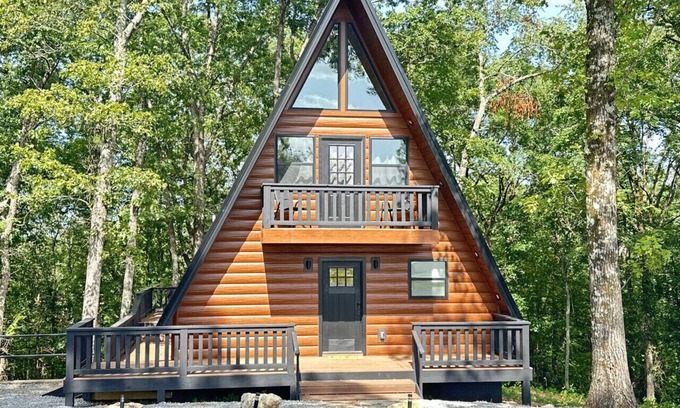 Jones Mills Kabine | The Fox Hill Cabin: Where Country Charm Meets Town Convenience!