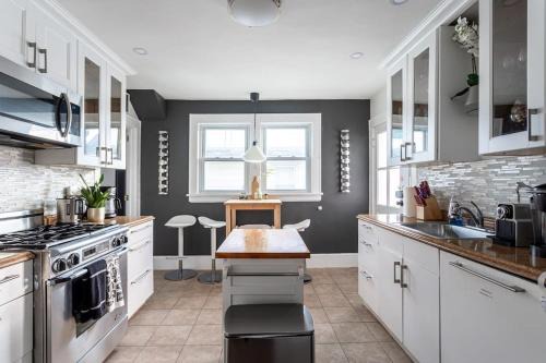 Cove - East Side - Shippan Haus | The Fred Deluxe 7 BR by I95 Train HarborVw Beach