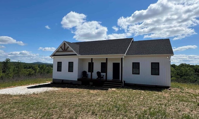 Piney Mountain Haus | The Gabe Lincoln - Modern home with 40 acres of privacy in historic Appomattox