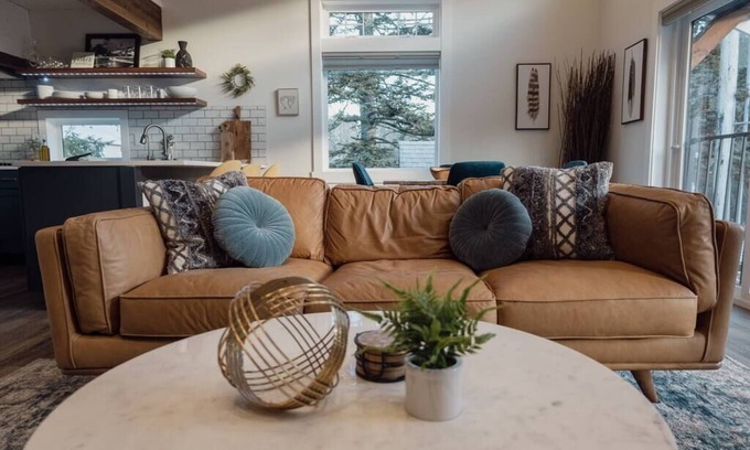 Issaquah Haus | The Gateway Getaway-peaceful with epic views