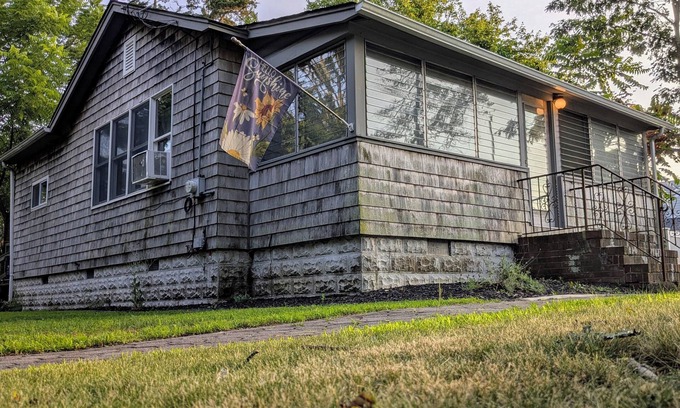 Mastic Beach Haus | “THE GOOSE” A Charming 2-bedroom bungalow with WiFi and AC in Mastic Beach.