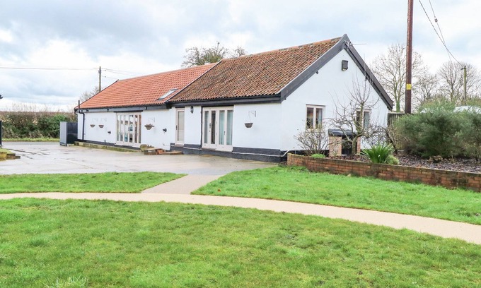 Hethel Hütte | THE GRANARY, pet friendly, with a garden in Long Stratton