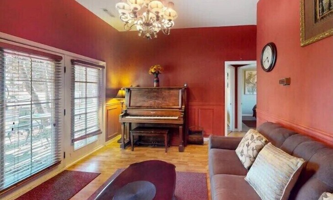 Eureka Springs Historic District Hotel | The Grand Suite at Tradewinds