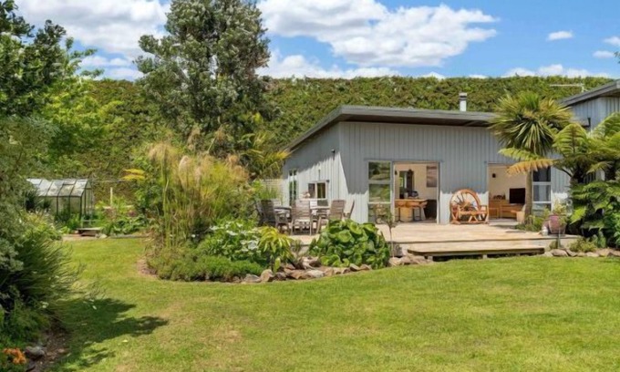 Whangamata Haus | The Grass is Greener Getaway