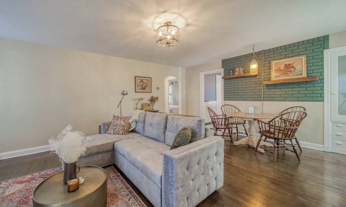 Rolla Hütte | The Green Acres Cottage - Charming 2 Bedroom near S&T and Acorn Trail in Rolla.