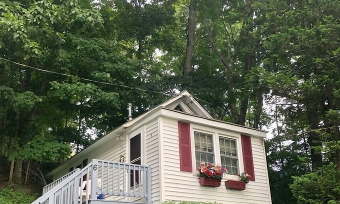 East Lyme Haus | The Happy Fisherman(Cottage 6)