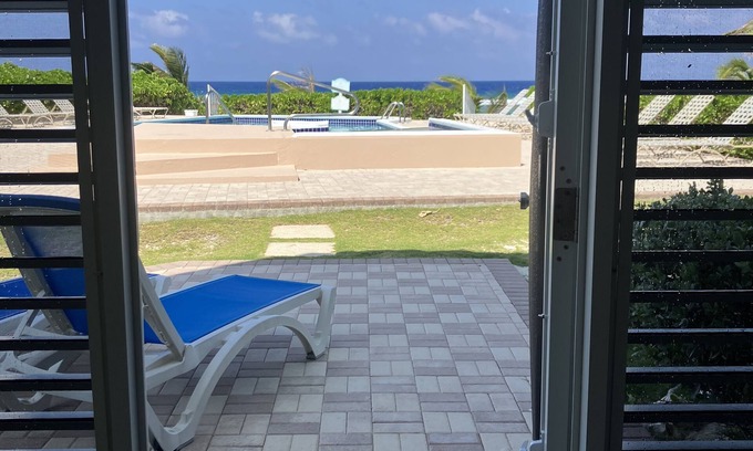 North Side Eigentumswohnung | Die Harvey Nicole: Beautiful Ocean Front Condo Grand Cayman