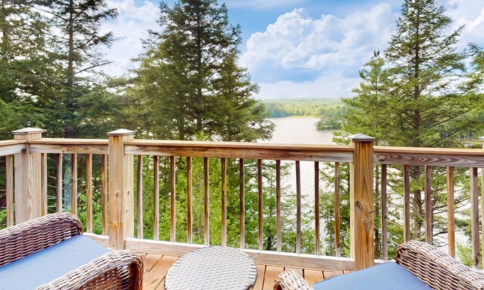Hartland Kabine | The Hawk's Eye | Lakefront cabin with dock, kayak, fireplace, balcony, grill