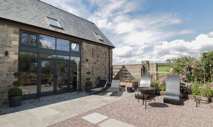 Blaisdon Hütte | THE HAY BARN, pet friendly, with hot tub in Huntley