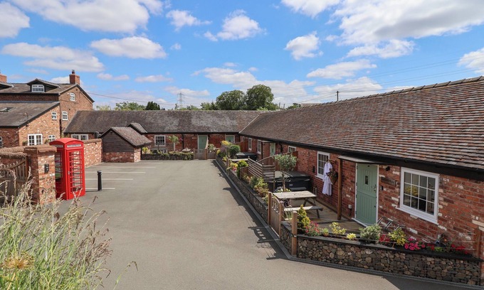 Wimbolds Trafford Hütte | THE HAY BARN, romantic, character holiday cottage in Chester