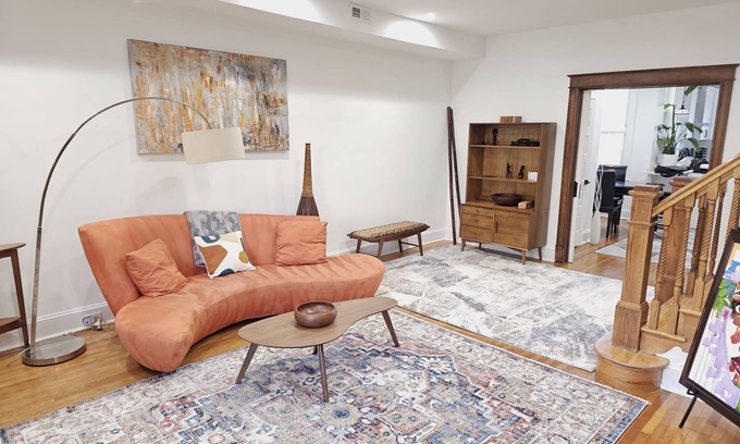 Truxton Circle Eigentumswohnung | The Hearth! On site parking! Minutes to restaurants, groceries and nightlife.