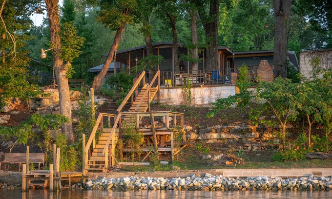 Tuscumbia Haus | The Heron House - Lakefront Home