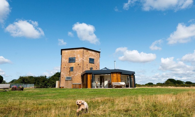 Maldon Hütte | The Hexagon, wow what a location, views over the Essex marshes and sea