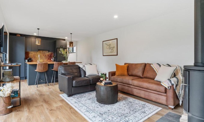 Lunawanna Haus | The Hide On Cloudy