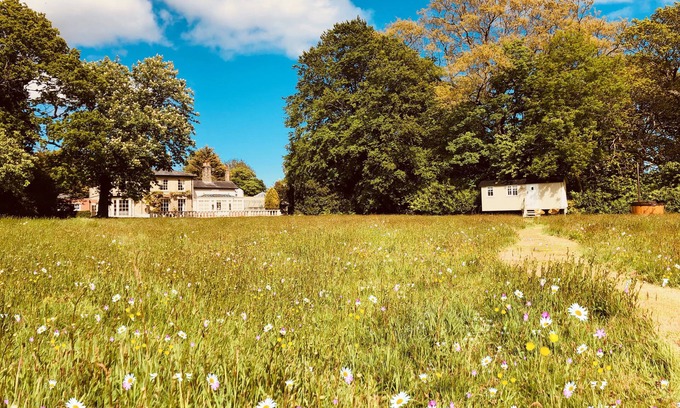 Hopton Kabine | The Hideaway Shepherds Hut & Hot Tub, sleeps 2.