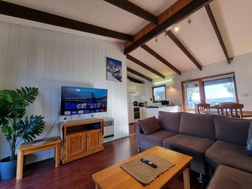 Jindabyne Wohnung | The Hideout - Lake Views & Balcony w BBQ I Central Location I Wi-Fi I Smart TV