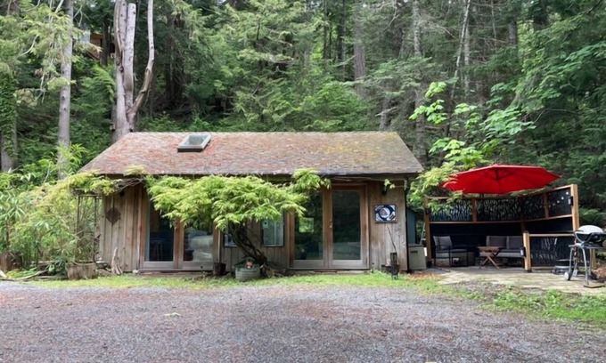 Regional District of Nanaimo Kabine | The Hobbit on Canopy Ridge Gabriola