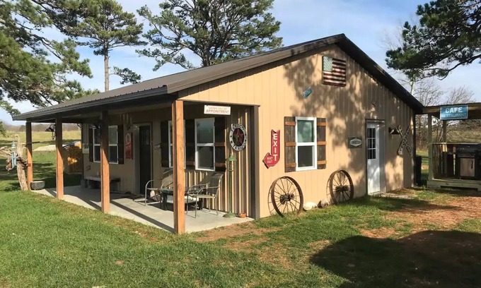 Elk Creek Haus | The HOLD-Up Hide Away Pet Friendly