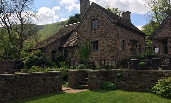 Westbrook Court Haus | The House In The Hills