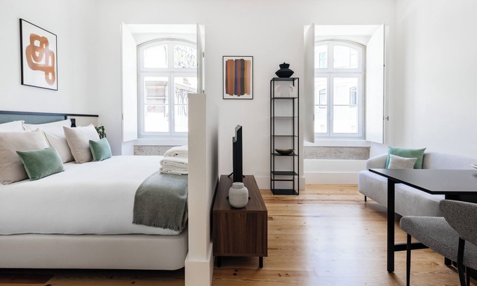 Chiado Wohnung | The House on the Pink Street in Lisbon