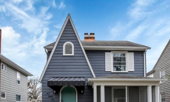 Westgate Haus | The Huron Charmer-4 BD and Yard