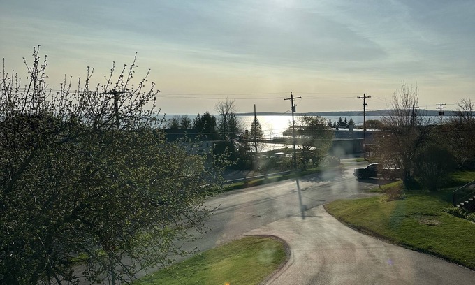 St Ignace Wohnung | The Huron View Sunrise Getaway!!