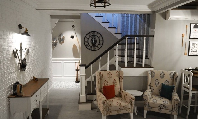 Bullawala Wohnung | The Iron Throne ~ Luxe loft of a GOT fan