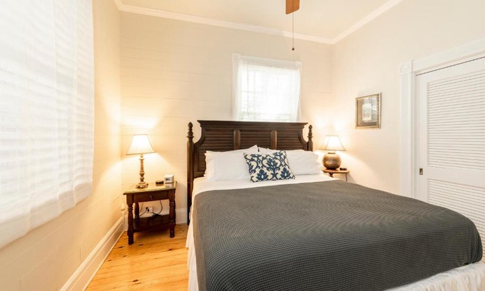 Historic Seaport Wohnung | The Island Suite at KW Vacation