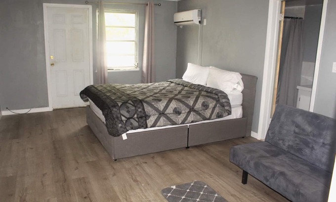 Williams Town Haus | The Jones Suites