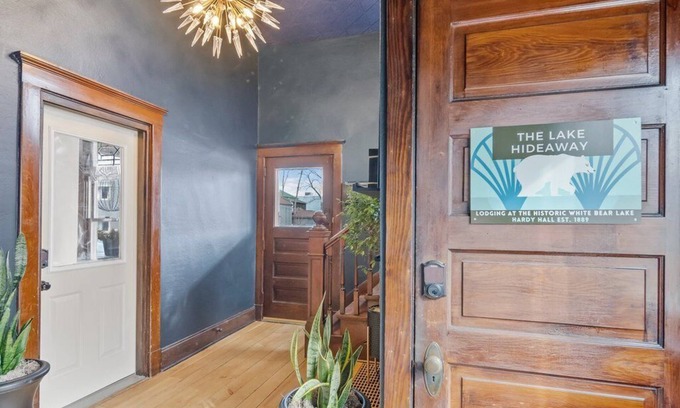 White Bear Lake Wohnung | The Lake Hideaway, 2 bdrm in heart of downtown WBL