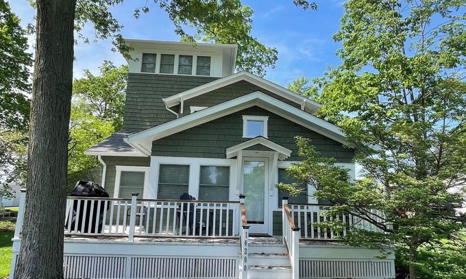 Lakeview Haus | The Lakeview Retreat