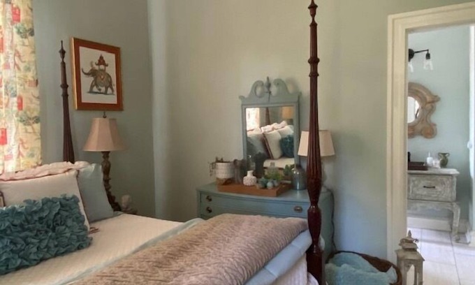 Laurel Bed & Breakfast | The LaPan Suite, Jenny's Downtown Hideaway Bed and Breakfast-The LaPan Suite