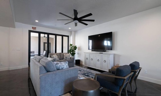 Hurricane Haus | The Latitude Adjustment, located close to Golf,Sand Dunes, Reservoir & National Parks