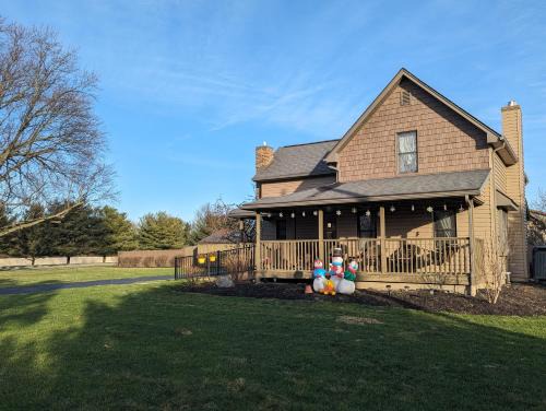 Lewis Center Haus | The Lazy Cat Lodge