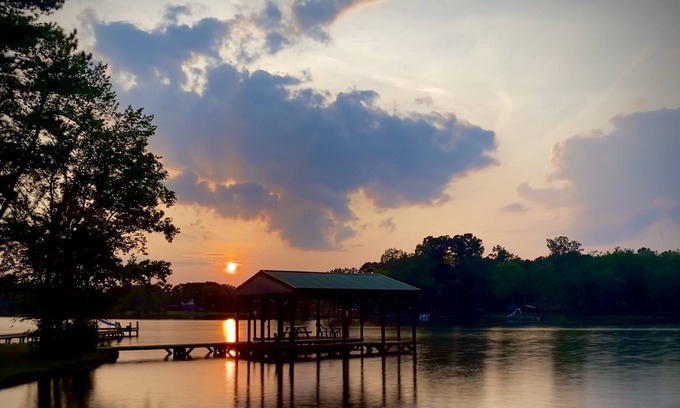 Cedar Bluff Kabine | The Lazy Worm Getaway - Entire cabin with private boat ramp and covered dock