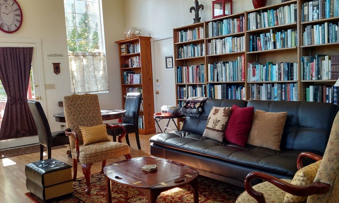 Ferndale Hütte | Ferndale BluffHouse - Bibliothekssuite mit über 3000 Büchern! (707) 786-7014