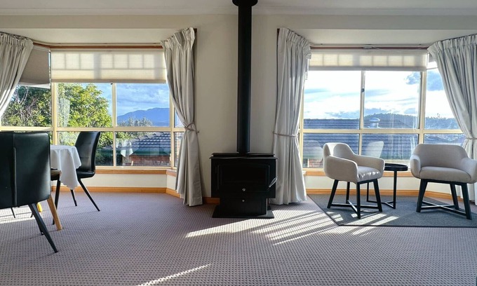 Lindisfarne Haus | The Lindisfarne Loft - close to CBD and Airport