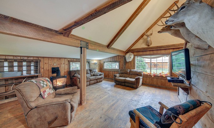Trout Creek Haus | 'The Lodge' in Trout Creek < 1 Mile to Reservoir!